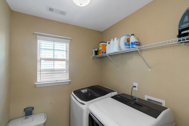 Building Photo - 3863 Pin Oak St