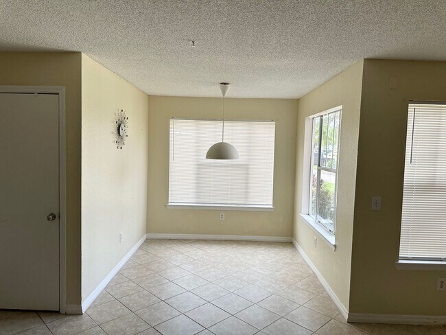 Building Photo - Spacious and Beautiful - Unfurnished 2/2 at Villas Del Sol !