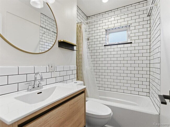 Building Photo - 335 E Elza Ave