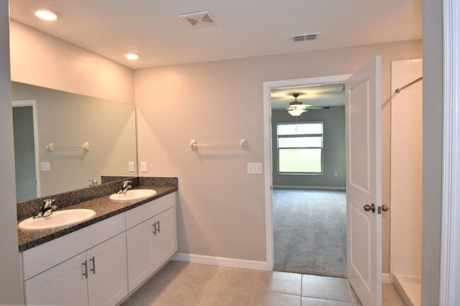 Building Photo - Like New 4 Bedroom Home
