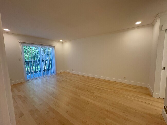 Building Photo - Newly Remodeled Townhouse Available Now!