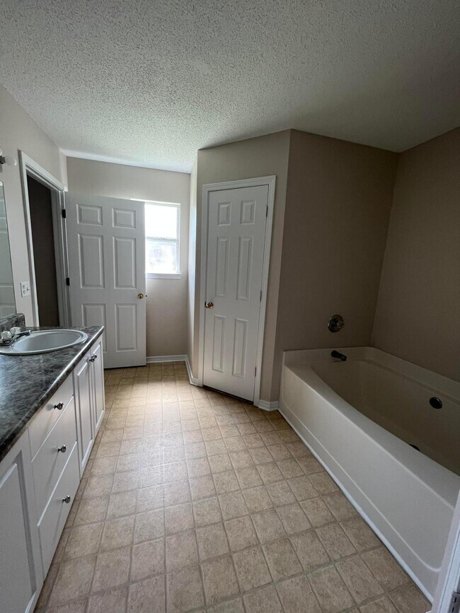 Building Photo - 326 Tislow Dr