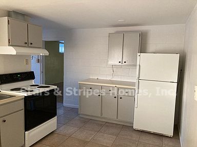 Building Photo - Unique house on large lot
