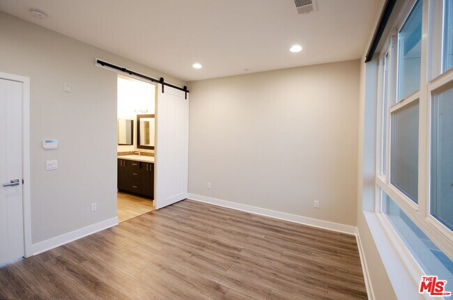 Building Photo - 2753 Waverly Dr