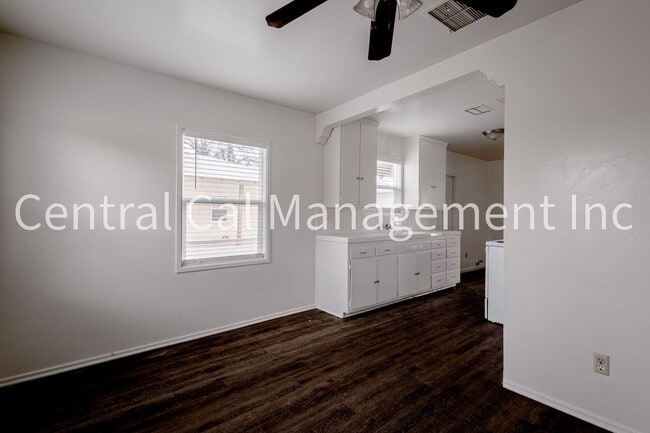 Building Photo - 343-345 E Marengo Ave