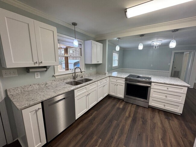 Building Photo - Cozy Home with Upgraded Finishes