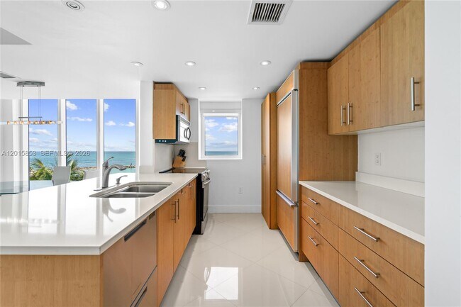 Building Photo - 10275 Collins Ave
