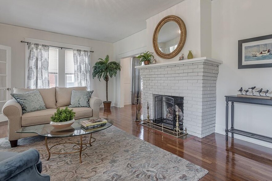 Living room - 407 W Park Ave