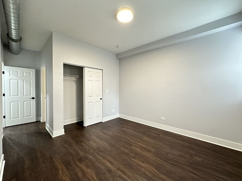 Building Photo - 2171 W Wilson Ave