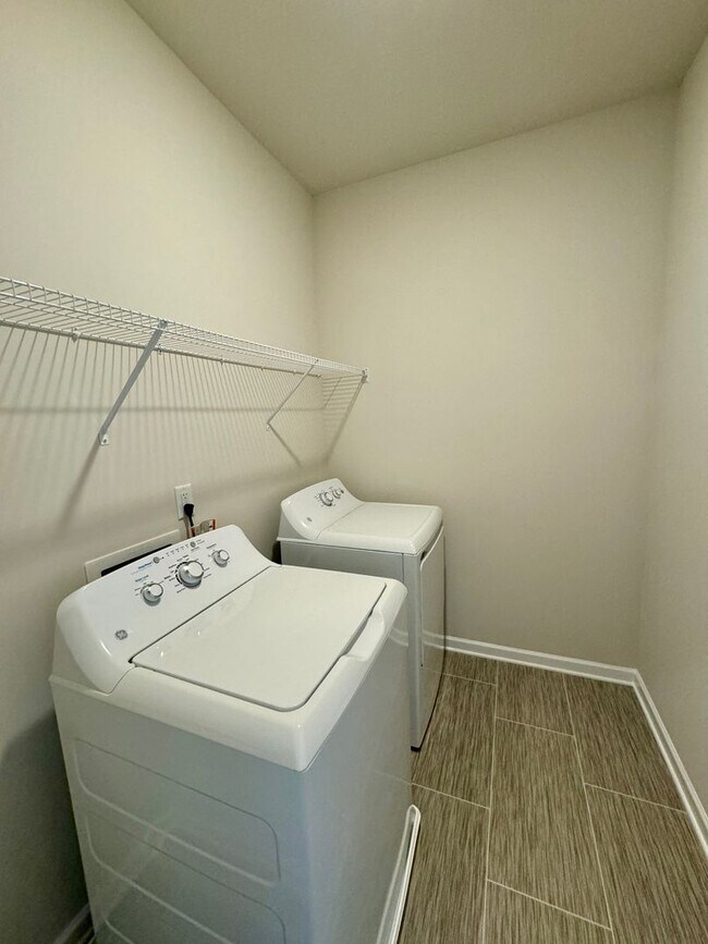 Building Photo - Beautiful, 3BR/2.5BA Townhouse in Gastonia