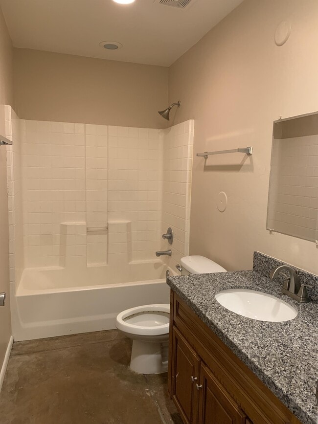Building Photo - 308 E Blacklidge Dr