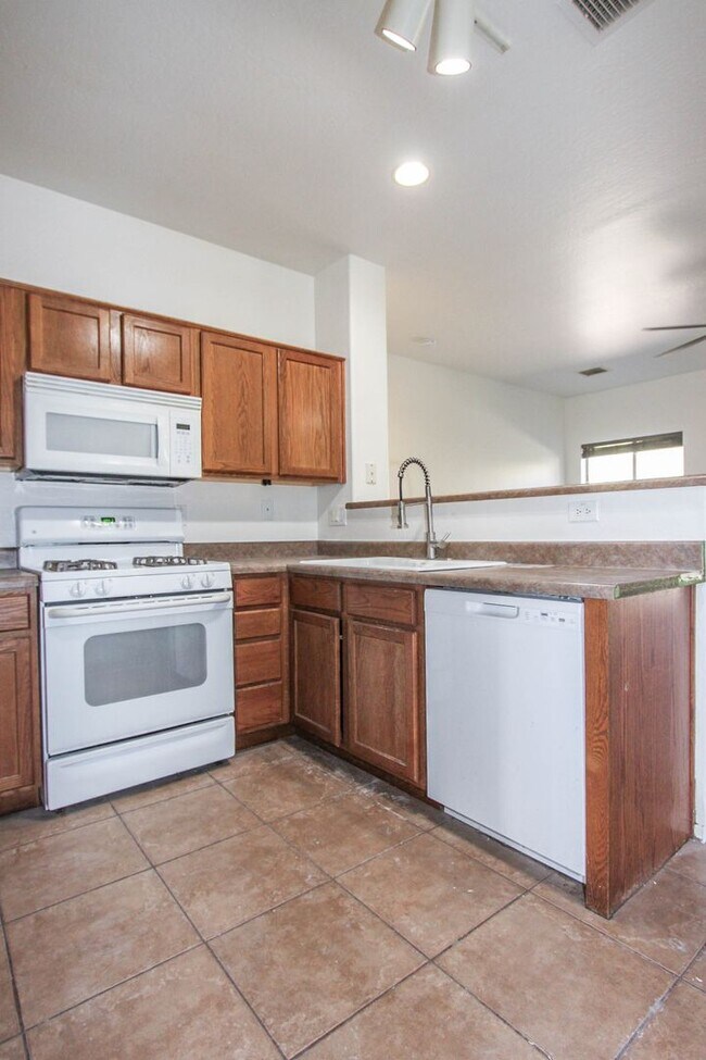 Building Photo - Spacious 3 Bedroom Quailwood Home