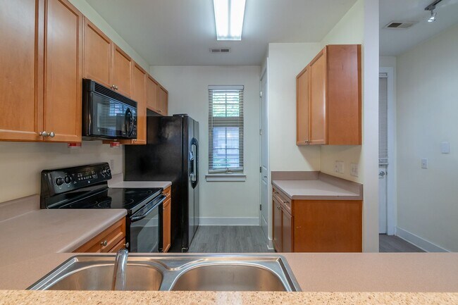 Building Photo - Wonderful 2bd/2bth uptown condo! lots of space in a beautiful building
