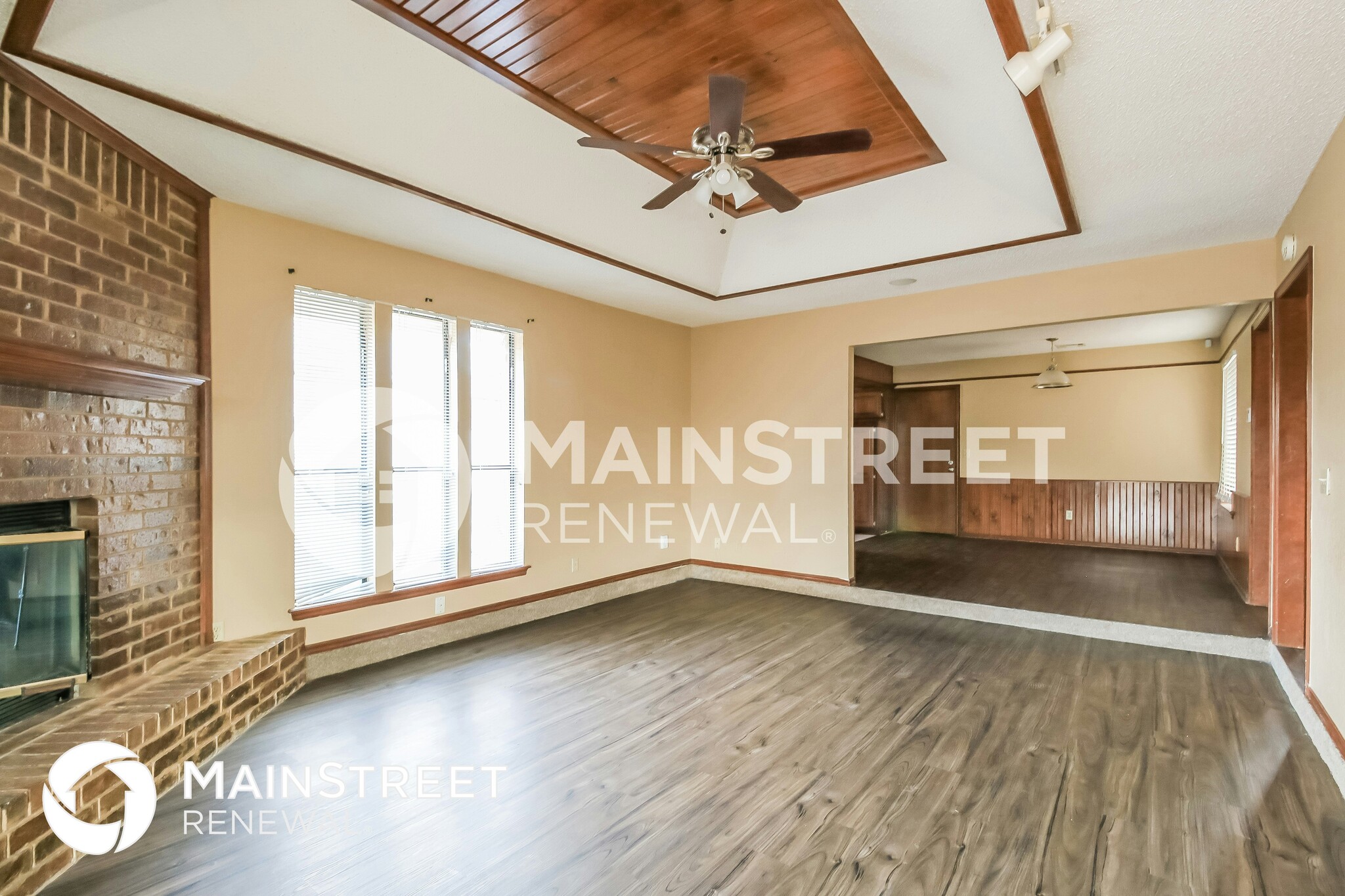Building Photo - 2425 E Hills Dr