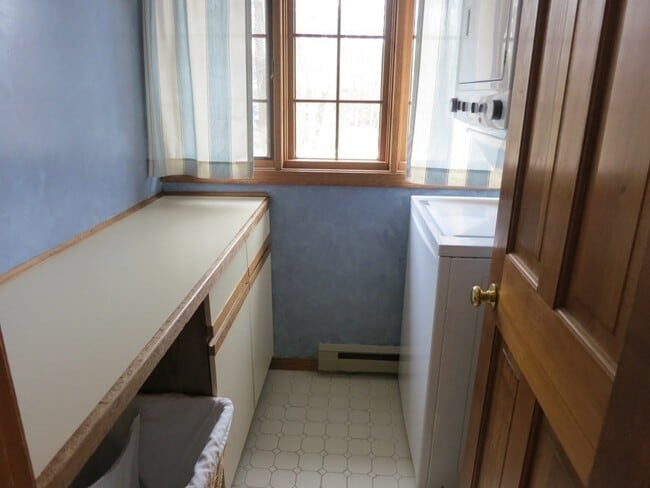 Building Photo - 192 Dutcher St