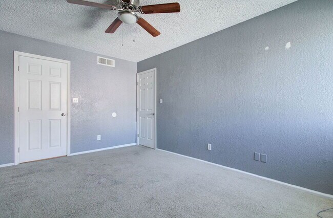 Building Photo - 2202 W Glenrosa Ave