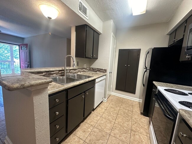 Building Photo - For Lease | 2 Bed, 2 Bath |863 Sq Ft | Wim...