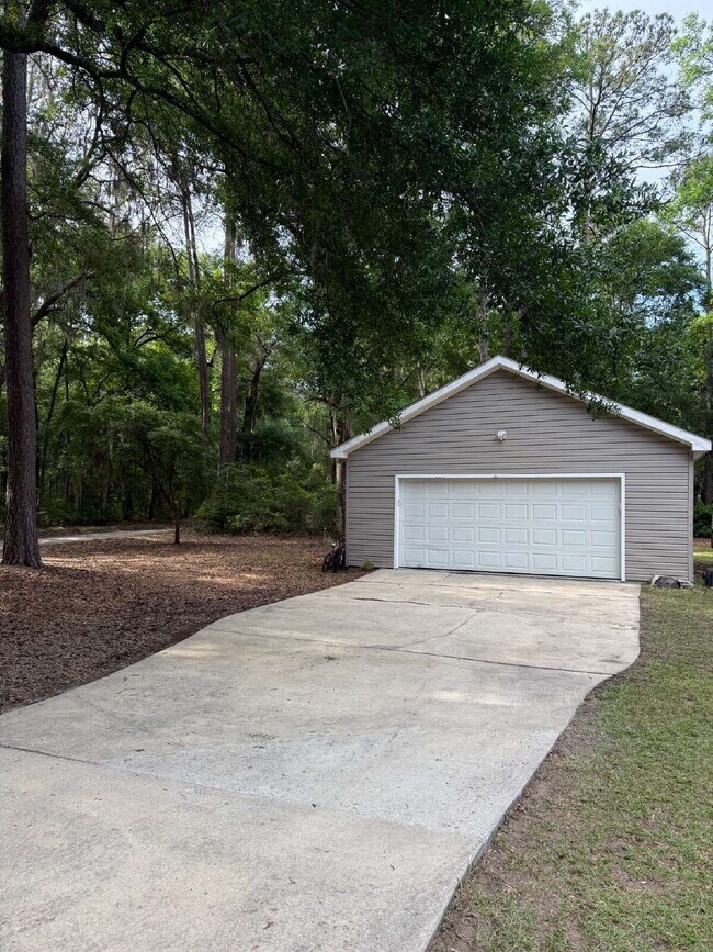 Building Photo - "Charming 4-Bedroom Sanctuary with 2 Full Baths in Beaufort – Spacious 2106 Sq Ft Haven!"