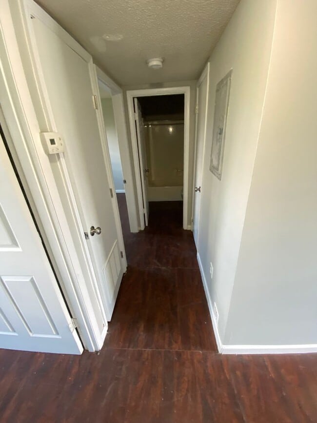 Building Photo - **Spacious 2 Bedroom | 1.5 Bath with Functional Layout**