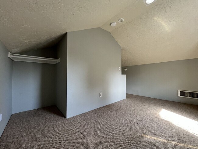 Building Photo - Charming St. Johns Bungalow with Fireplace, Bonus Space & Large Backyard