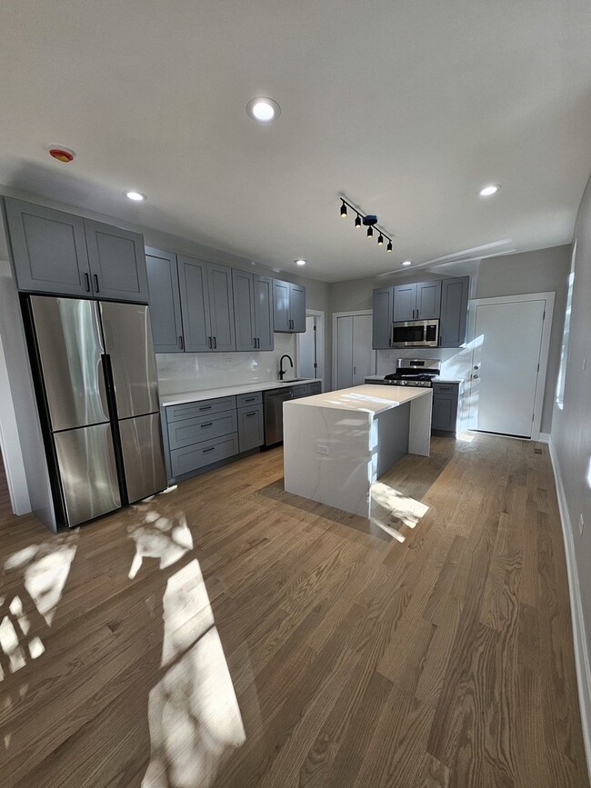 Building Photo - 901 N Francisco Ave