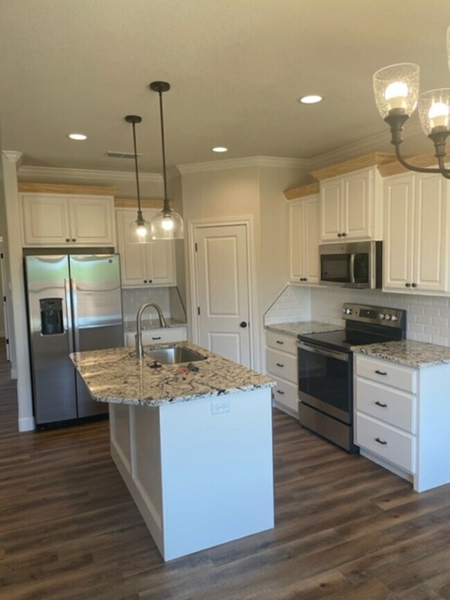 Building Photo - 6950 Phoenix Dr
