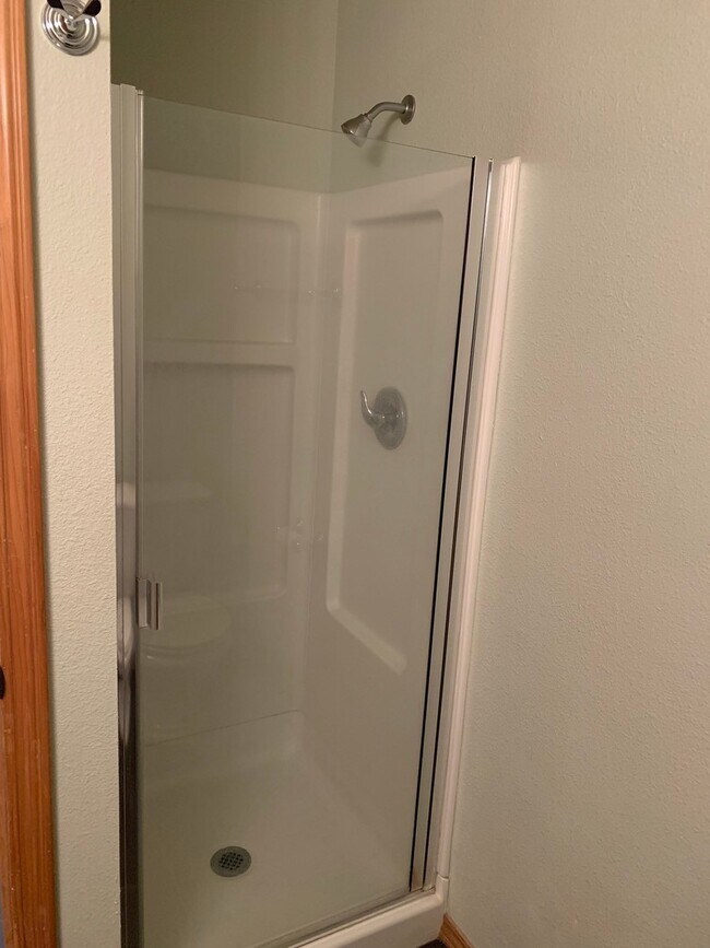 Building Photo - 404 River Ave