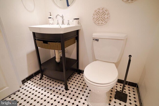 Building Photo - 713 S Linwood Ave