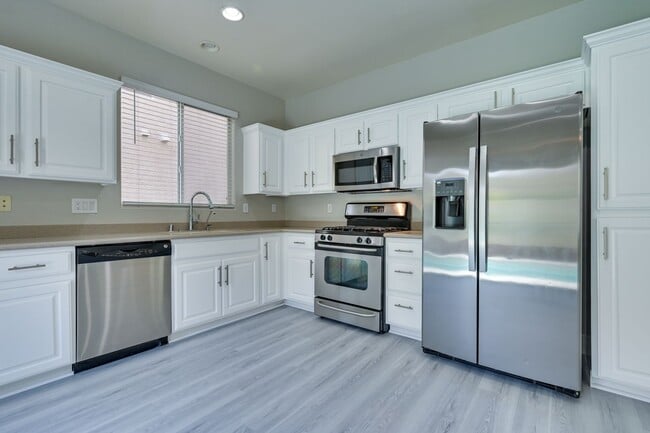 Building Photo - NW!!! 4 bedrooms!!! Pool and Spa!!! All ti...