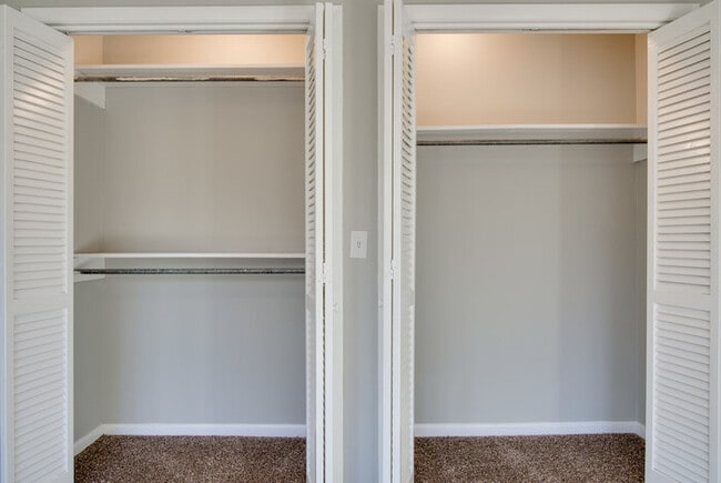 Building Photo - Amazing and spacious 3/2.5 Hermitage Townhouse with fireplace & patio!!! Pets ok!