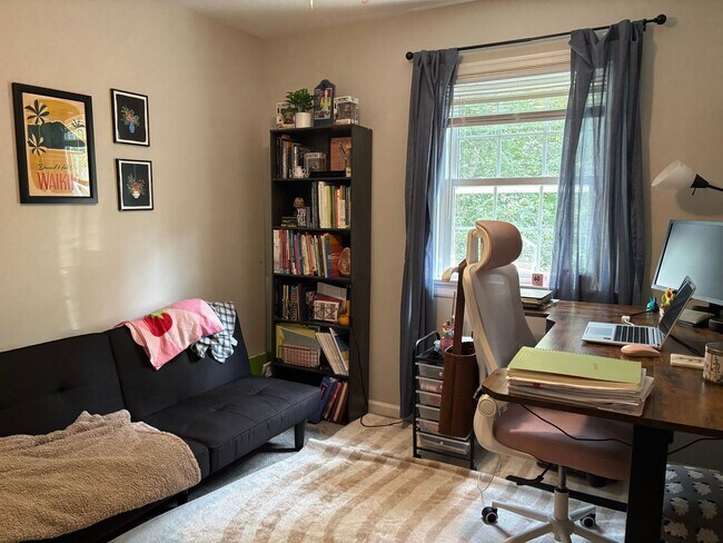 Building Photo - Close to Stonefield Shopping, UVA and walk...