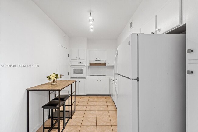 Building Photo - 90 Edgewater Dr