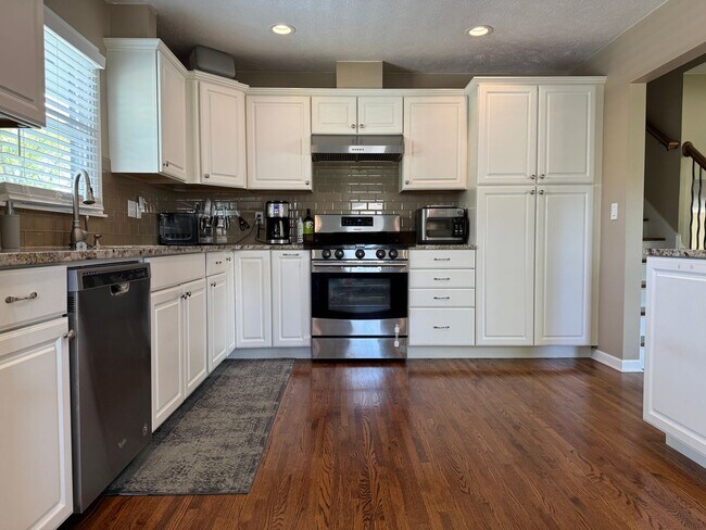 Building Photo - Stunning 4 Bed, 3 Bath Home with Backyard ...