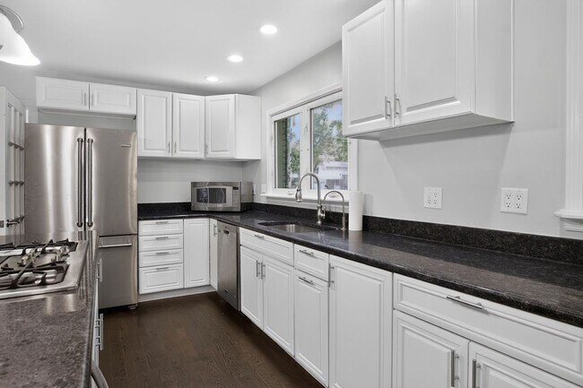 Building Photo - Spacious Stunning 3 BR House in Mount Prospect W/ Office/Playroom on Corner Lot