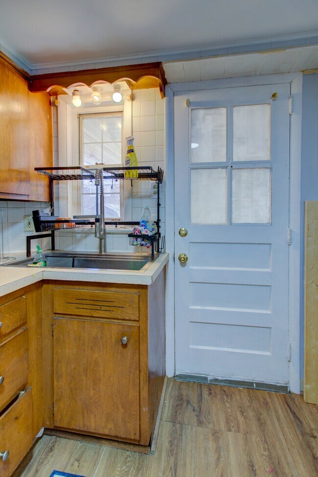 Building Photo - 824 Wabank St