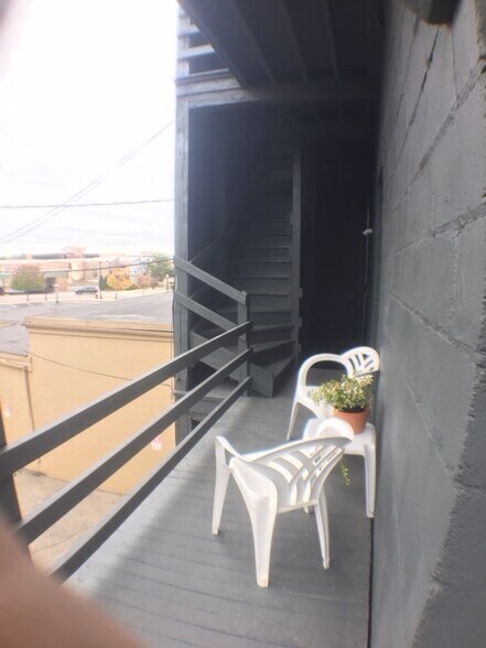 Building Photo - 412 Pleasant St