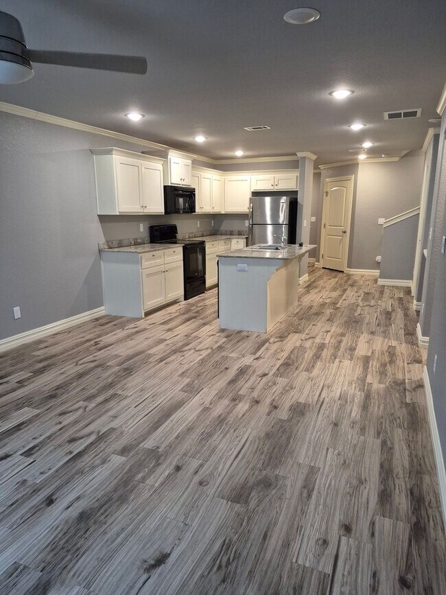 Building Photo - Move in Special on this 3 bedroom/2 bathroom townhouse