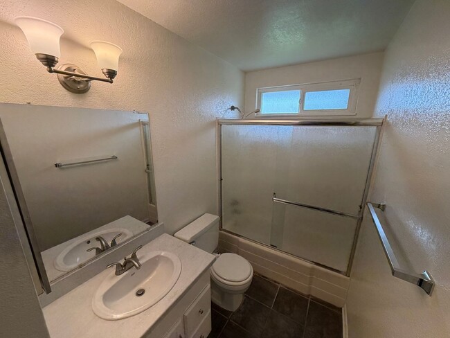 Building Photo - 1310 Lesley Ct