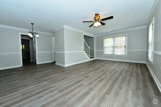 Building Photo - Close to Base, Beach and Downtown!