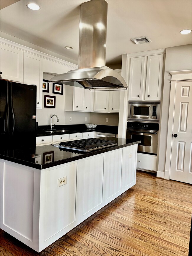 Building Photo - 919 W 15th St