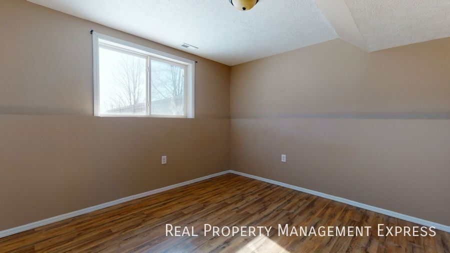 Building Photo - Spacious 4 Bedroom 2 Bath Home with attach...