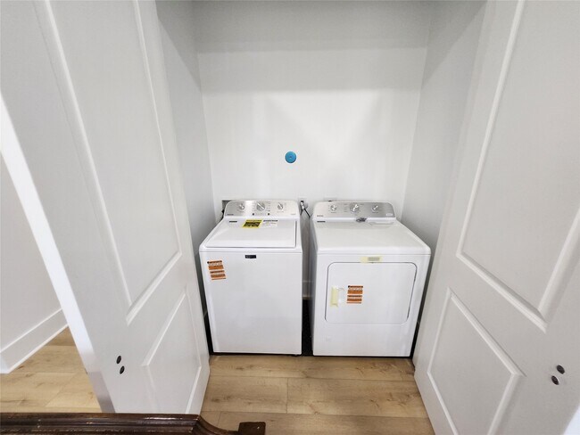 Building Photo - 207 Carl St