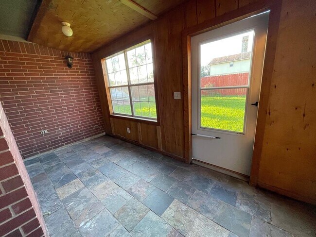 Building Photo - 1225 Sagebrush St