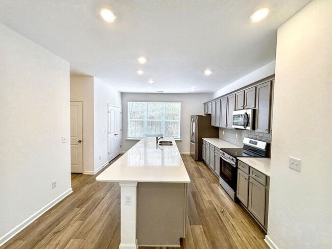 Building Photo - Beautiful 3-Bedroom Modern Mountain-View T...