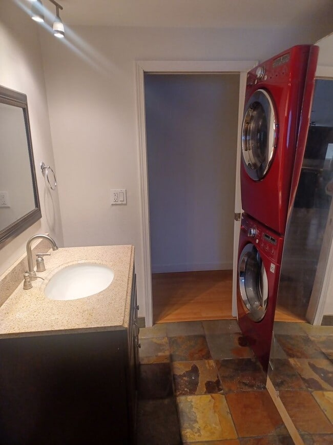 Building Photo - 3 Bedroom 2 Bath- House