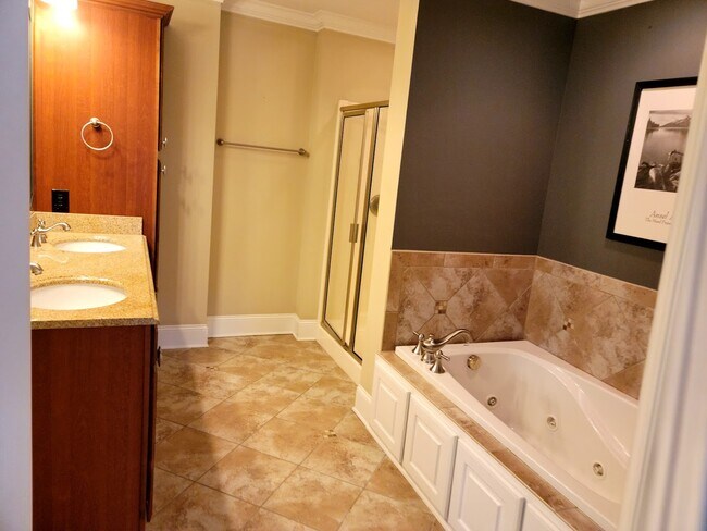 Building Photo - 2316 Dovedale Dr