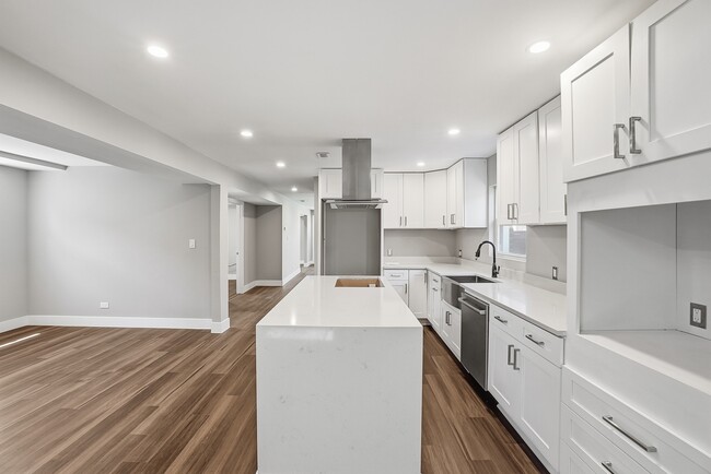 Building Photo - 4447 S Leamington Ave