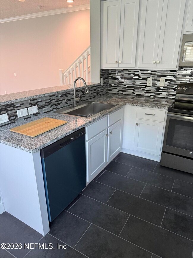 Building Photo - 7990 Baymeadows Cir E