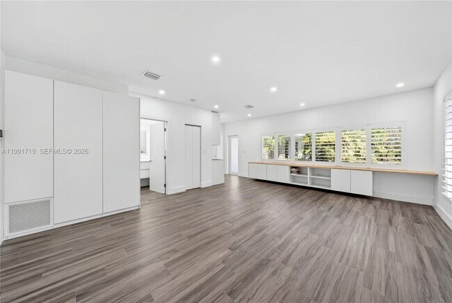 Building Photo - 10142 SW 79th Ave