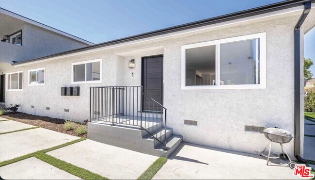 Building Photo - 817 N Kingsley Dr